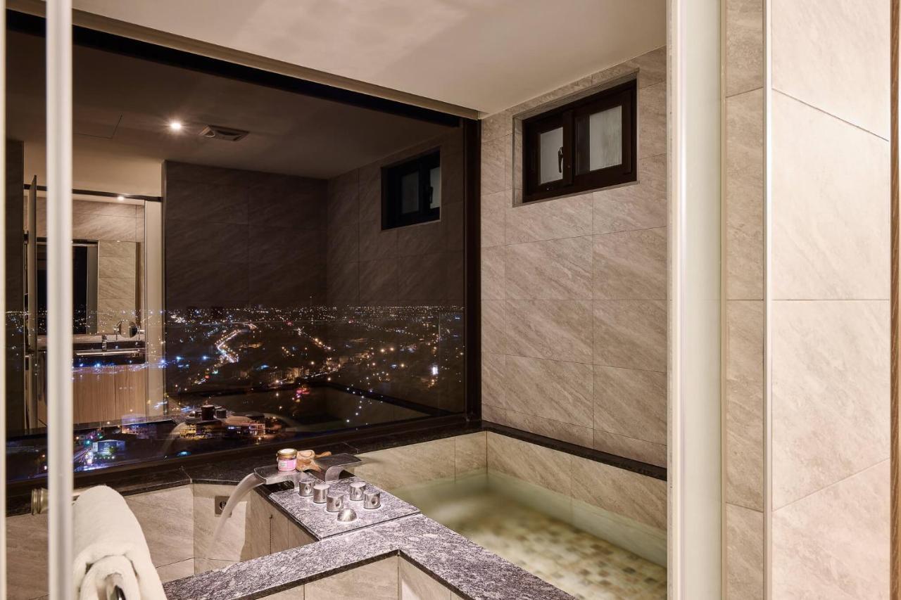 Cuncyue Hot Spring Resort Luodong Eksteriør bilde Bathroom with a view