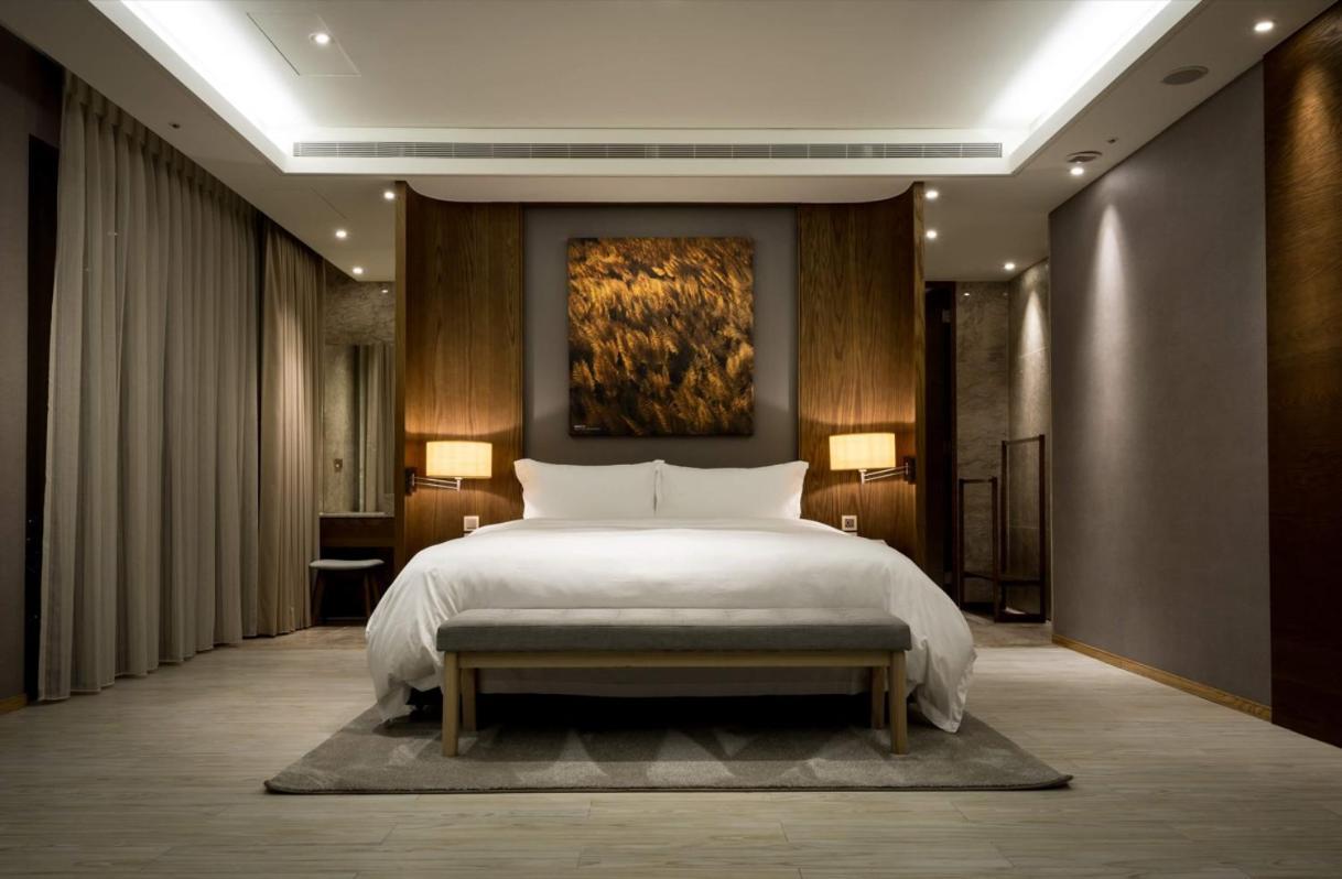 Cuncyue Hot Spring Resort Luodong Rom bilde A bedroom at The Ritz-Carlton, Hong Kong