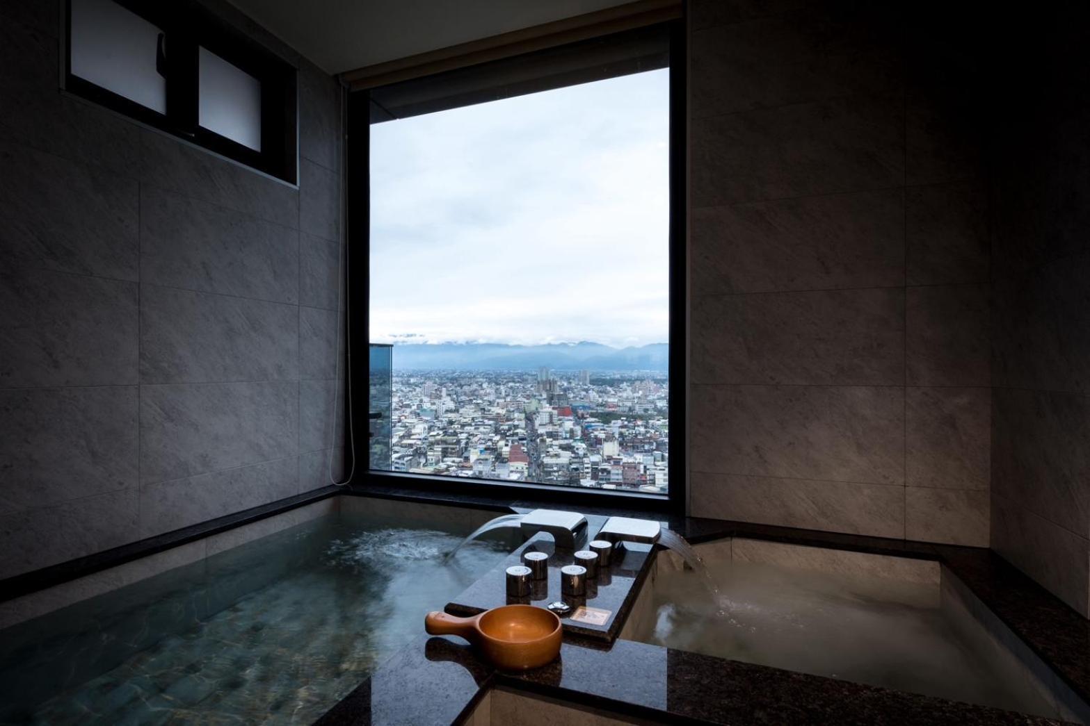 Cuncyue Hot Spring Resort Luodong Rom bilde A view of Mount Takami from the hotel