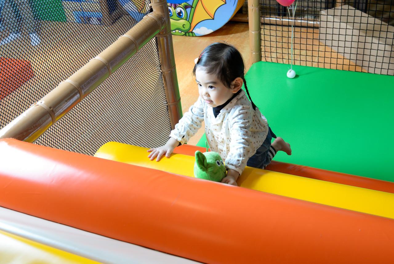 Cuncyue Hot Spring Resort Luodong Eksteriør bilde A child playing at a playground