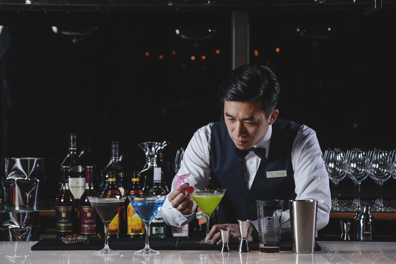 Cuncyue Hot Spring Resort Luodong Eksteriør bilde Bartender at work